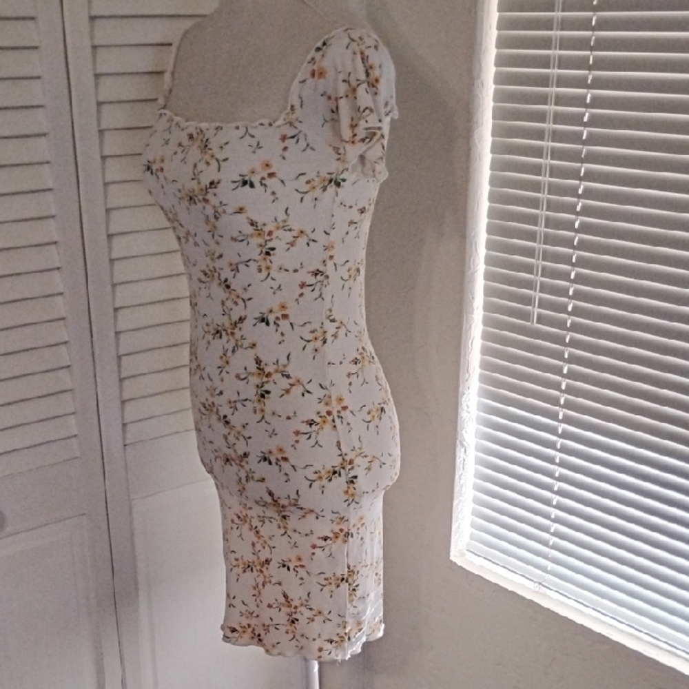 Heart Hips Floral Mini Dress in Cream and Yellow - Picture 3 of 6
